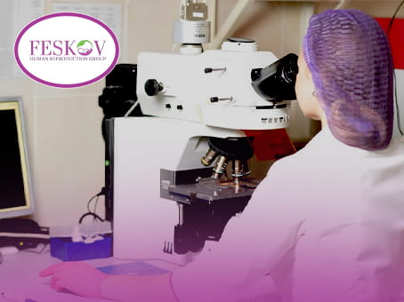 Proceso de estudio gen&eacute;tico del embri&oacute;n mediante el m&eacute;todo DGP en el laboratorio para seleccionar un feto sano y determinar su sexo.